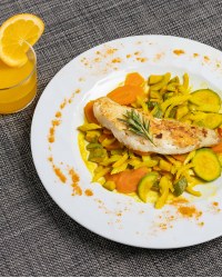 Trancio di gallinella alla griglia con verdurine alla curcuma