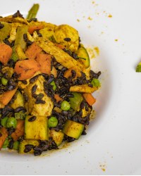 Spadellato al curry: venere, pollo, carote, piselli