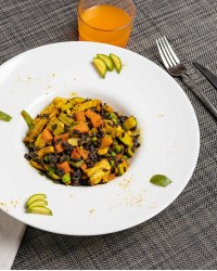 Spadellato al curry: venere, pollo, carote, piselli